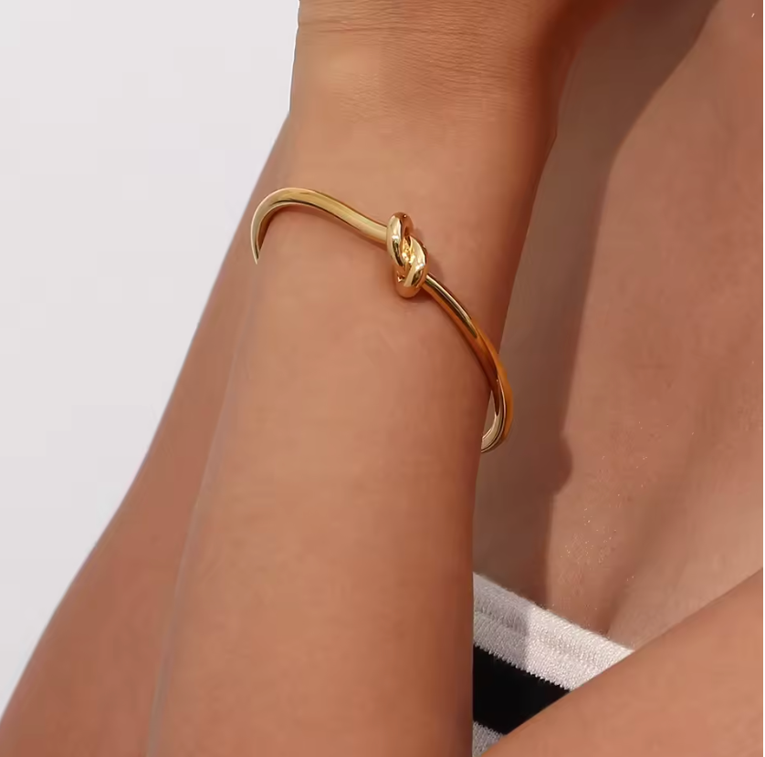 Hera 18K Gold Knot Cuff Bangle